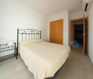 Łóżko lub łóżka w pokoju w obiekcie La Perla de Cala d'Or: 2