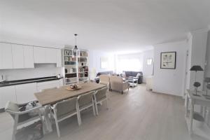 kuchnia i salon ze stołem i krzesłami w obiekcie APARTAMENTO RIALTO 2 w Maladze