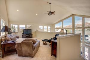 Istumisnurk majutusasutuses Chelan Resort Waterfront Townhouse