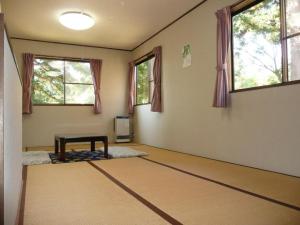 una stanza vuota con un tavolo in una stanza con finestre di Myoko - Hotel / Vacation STAY 24119 a Myoko