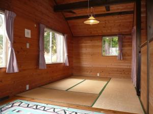 Myoko - Hotel / Vacation STAY 24125 في ميوكو: غرفة في كابينة خشبية مع نوافذ