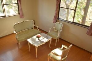 un soggiorno con 2 sedie e un tavolo di Myoko - Hotel / Vacation STAY 24121 a Myoko