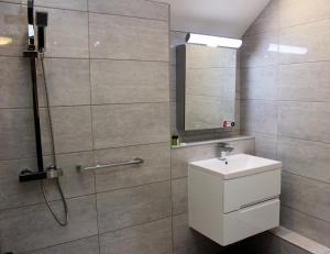 ein Badezimmer mit Dusche, Waschbecken und Spiegel in der Unterkunft Dee Valley Cottages in Llangollen + 22 Fotos
