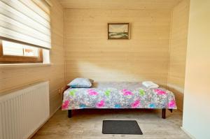een kleine kamer met een bed in een hoek bij Domki w Beskidach in Zarzecze