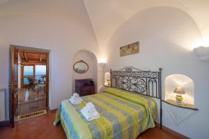 A bed or beds in a room at Villamena