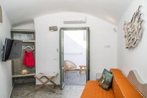 Gallery image of Astrea Suites Feggaropetra Cave House in Fira