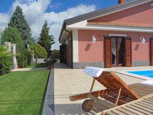 una casa con piscina accanto a un cortile di VILLA VITTORIA a Pedara