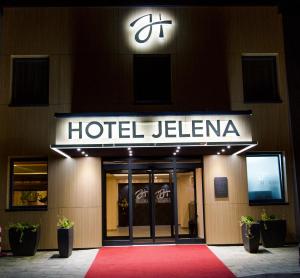 um sinal de hotel jelengas na frente de um edifício em Hotel Jelena em Banja Luka