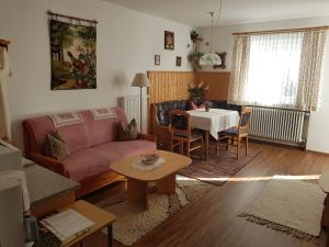 una sala de estar con un sofá y una mesa en Haus Rita, en Mittenwald