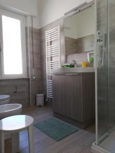 La salle de bains est pourvue d'une douche, de toilettes et d'un lavabo. dans l'établissement B&B Mila e Nan, à Borghetto Santo Spirito