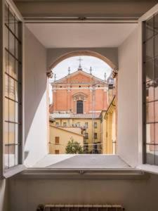 una finestra aperta con vista su un edificio di whouse suite porta di castello a Bologna