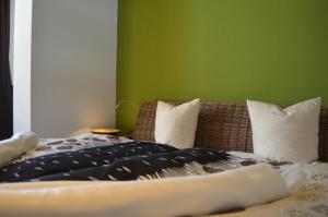 Een bed of bedden in een kamer bij Hotel Piz Badus