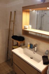 Et badeværelse på Oasis Méditerranéen Piscine & Parking Calme absolu