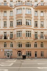 un grand bâtiment avec une rue en face dans l'établissement Sunny Riverside Apartments, à Prague