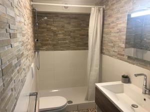 Garden Room and Economy Room的一间浴室