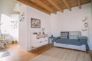 ポルトにあるGreen House / Casa Verdeのソファとテーブルのあるリビングルーム