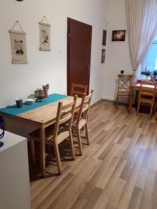 comedor con mesa de madera y sillas en Stacja Centrum, en Częstochowa