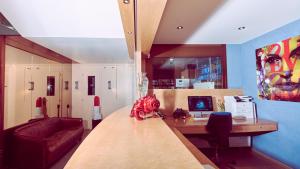 洛桑的住宿－水晶飯店，客厅配有书桌和沙发。