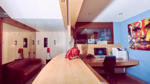 Kuchyň nebo kuchyňský kout v ubytování Hôtel Crystal