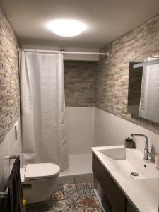 Garden Room and Economy Room的一间浴室