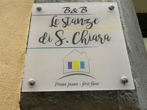 een teken op een muur dat zegt wees oranje minder chaos bij B&B Le Stanze di Santa Chiara in Napels