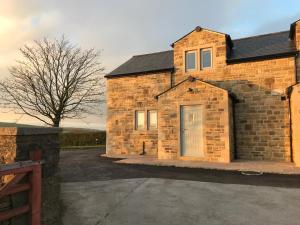 Salt Pot Cottage في سكيبتون: منزل من الطوب وامامه ممر