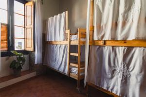 a room with a bed and a window at Ashavana Hostel in El Médano