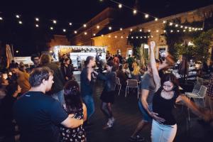 un grupo de personas bailando en una fiesta en Long Story Short Hostel & Café, en Olomouc