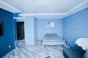ヴィーンヌィツャにあるСучасна 1-кімнатна квартираの青い部屋(ベッド1台、ソファ付)