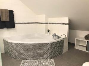 Ένα μπάνιο στο Appart T4 Christina contemporain, Vue Lac, climatisé avec parking +19 φωτογραφίες