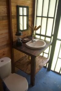 La salle de bains est pourvue d'un lavabo, d'un miroir et de toilettes. dans l'établissement Safio. Una casa en el paraiso., à Nuquí