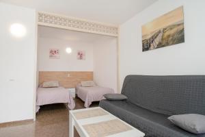 una sala de estar con un sofá y una mesa en Anne, en Salou