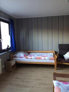 1 dormitorio con 1 cama en la esquina de una habitación en Ferienwohnung Susanna en Wascheid