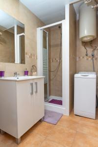 Un baño con ducha, lavabo e inodoro. en Anne, en Salou 37 fotos más