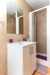 Un baño con un lavabo blanco y un espejo. en Anne, en Salou