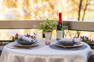 una mesa con una botella de vino, platos y copas en Anne, en Salou
