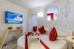 ein Wohnzimmer mit einem weißen Sofa und roten Kissen in der Unterkunft Ripetta Luxury Del Corso in Rom