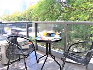 - Balcón con mesa y 2 sillas en Apartamento Parque Rodo, en Montevideo