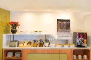 cocina con barra con comida y bebida en ibis Budget - Fawkner en Melbourne