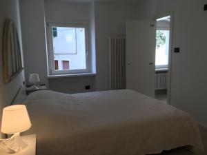 Ένα ή περισσότερα κρεβάτια σε δωμάτιο στο Appartamenti Ora del Garda
