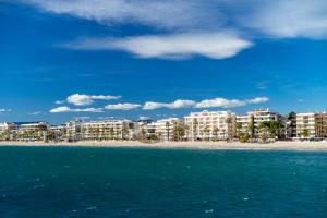 Una vista de una playa con edificios y el océano. en Anne, en Salou
