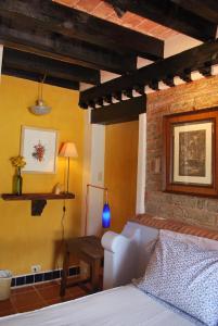 a bedroom with a bed and a table in a room at Sanbernabé tres in Guanajuato