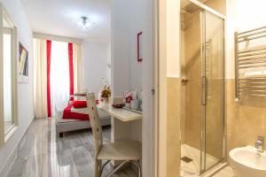 La salle de bains est pourvue d'un lavabo, d'un bureau et d'une douche. dans l'établissement Ripetta Luxury Del Corso, à Rome 16 autres photos