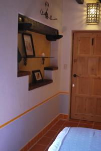 Cette chambre comprend un lit, une porte et des étagères. dans l'établissement Sanbernabé tres, à Guanajuato