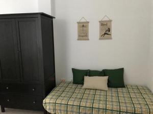 - une chambre avec un lit et une armoire noire dans l'établissement Apartamento/Loft en Zona Céntrica I WIFI, à Jerez de la Frontera