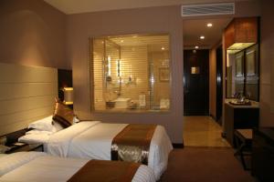Postel nebo postele na pokoji v ubytování Ritan Hotel Downtown Beijing
