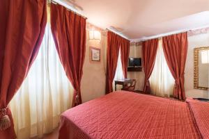Postel nebo postele na pokoji v ubytování Hotel Cavalieri Del Mare