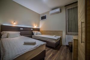 Ένα ή περισσότερα κρεβάτια σε δωμάτιο στο Sztár Motel Étterem