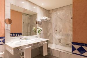 A bathroom at Parador de Jarandilla de la Vera