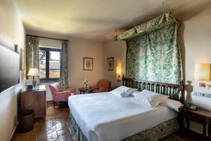 A bed or beds in a room at Parador de Jarandilla de la Vera